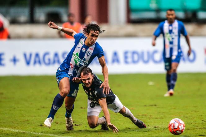 A chuva que durou a tarde toda não impediu o torcedor de acompanhar de perto o maior clássico do futebol da Amazônia. Em seu primeiro evento após reforma realizada em janeiro e já com lotação máxima liberada, o Estádio Estadual Jornalista Edgar Augusto Proença - Mangueirão recebeu um público de 19,3 mil pessoas para o confronto entre Remo e Paysandu na tarde deste domingo, 17. O time bicolor levou a melhor e ganhou de 3 a 0 do rival azulino em mais uma rodada do Parazão.

FOTO: MAYCON NUNES / AGÊNCIA PARÁ
DATA: 17.02.2019
BELÉM - PA <div class='credito_fotos'>Foto: Maycon Nunes / Ag. Pará   |   <a href='/midias/2019/originais/35804001-8f5b-43de-a420-dc2cabeb4e03.jpg' download><i class='fa-solid fa-download'></i> Download</a></div>