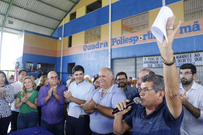 O município de Capanema, no nordeste paraense, deu um importante passo neste sábado (09) rumo à concretização da regularização fundiária urbana. O governador Helder Barbalho esteve na sede municipal para assinar o Decreto 2.056/18, que oficializa a entrega do título da área patrimonial do município à Prefeitura. Com isso, o Executivo municipal pode começar o processo de cadastramento dos imóveis, para posterior entrega dos títulos de posse aos proprietários. A expectativa da Prefeitura de Capanema é que o decreto permita a regularização de mais de 23 mil imóveis da área urbana e dos distritos de Tauari e Mirasselvas, o que representa uma abrangência de 80% da área do município.


FOTO: MARCELO SEABRA / AGÊNCIA PARÁ
DATA: 09.03.2019
CAPANEMA - PARÁ
 <div class='credito_fotos'>Foto: Marcelo Seabra / Ag. Pará   |   <a href='/midias/2019/originais/3581b5e0-ee7e-4b8e-b08d-8c16bf73c5f3.jpg' download><i class='fa-solid fa-download'></i> Download</a></div>