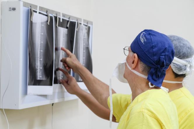 Referência no diagnóstico e tratamento especializado do câncer em crianças e adolescentes, o Hospital Oncológico Infantil Octávio Lobo, em Belém, comemora o resultado positivo de uma cirurgia realizada pela primeira vez na região Norte, para o tratamento de tumores ósseos. Conhecida como Frozen Bone, a técnica é uma alternativa para alguns tipos de tumor ósseo, após a quimioterapia.

FOTO: DIVULGAÇÃO
DATA: 17.04.2019
BELÉM - PARÁ <div class='credito_fotos'>Foto: Divulgação   |   <a href='/midias/2019/originais/35bddad0-7561-4573-9747-b355392a80f5.jpg' download><i class='fa-solid fa-download'></i> Download</a></div>