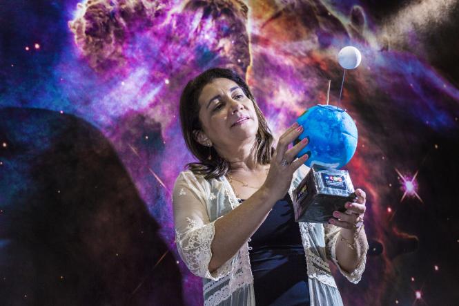  Para a diretora do Centro de Ciências e Planetário do Pará, Sinaida Vasconcelos, a importância da programação está na difusão, para um público cada vez maior, do processo de evolução do conhecimento científico. “É uma possibilidade de relacionar os teóricos clássicos - como Kant e Laplace - e demonstrar como uma teoria científica desencadeia outros pensadores, e como nessa sucessão a ciência vai se construindo, as teorias vão se complementando. É essa a ideia de ciência que a gente aborda, a ciência como construção humana, como processo histórico, dentro de um contexto que ao longo do tempo vai se modificando”, defende. 

FOTO:NAILANA THIELY/ ASCOM UEPA
DATA: 23.05.16
BELÉM-PARÁ <div class='credito_fotos'>Foto: Nailana Thiely / Ascom Uepa   |   <a href='/midias/2019/originais/35d4db6b-05bd-43df-8678-4658d7cb00ae.jpg' download><i class='fa-solid fa-download'></i> Download</a></div>