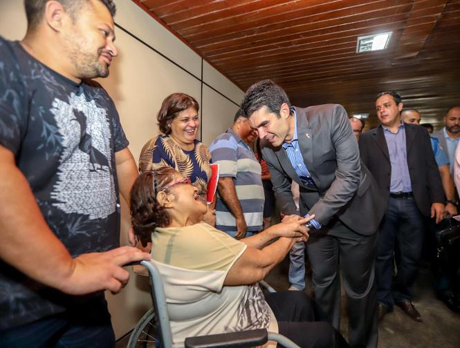 Na manhã desta terça-feira (16), o governador Helder Barbalho esteve na sede da Companhia de Habitação do Pará (Cohab), para participar, junto com o presidente do órgão, José Scaff Filho, das comemorações pelos 54 anos da instituição. Durante a programação foram entregues 54 cheques moradia e realizada a assinatura simbólica de 200 títulos de regularização fundiária.

FOTO: MARCO SANTOS / AGÊNCIA PARÁ
DATA: 16.04.2019
BELÉM - PARÁ <div class='credito_fotos'>Foto: Marco Santos / Ag. Pará   |   <a href='/midias/2019/originais/35eae05e-0409-4e3e-b527-db173cc231fa.jpg' download><i class='fa-solid fa-download'></i> Download</a></div>