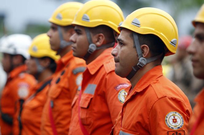 O governador Helder Barbalho empossou, na tarde desta sexta-feira (11), em Belém, o novo comandante-geral do Corpo de Bombeiros do Pará, Coronel QOBM Hayman Apolo Gomes de Souza, que também assumiu a coordenação da Defesa Civil Estadual. Até então, o Coronel Hayman – que tem 49 anos de idade e 26 anos de serviços prestados ao Corpo de Bombeiros – exercia a função de diretor de serviços técnicos da corporação.  

FOTO: THIAGO GOMES/ AG. PARÁ
DATA: 12.01.2019
BELÉM - PARÁ <div class='credito_fotos'>Foto: Thiago Gomes /Ag. Pará   |   <a href='/midias/2019/originais/362a57c8-6ce7-4d81-aaa8-7ac7b4312c2b.jpg' download><i class='fa-solid fa-download'></i> Download</a></div>