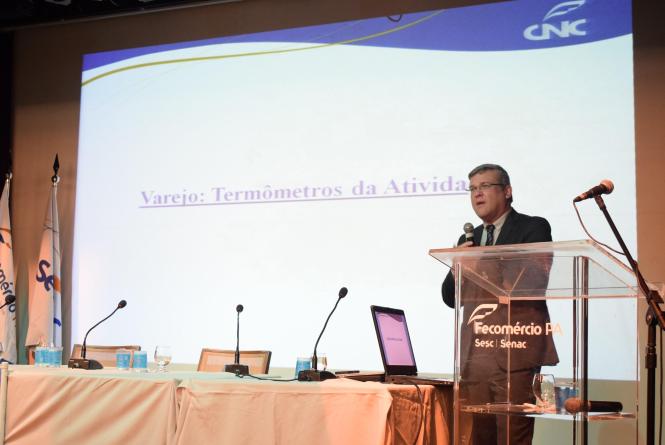 O economista Fábio Bentes, da CNC, apontou como o setor do comércio está se comportando, nos últimos anos. <div class='credito_fotos'>Foto: Ascom/Sectet   |   <a href='/midias/2019/originais/36406965-522a-46f9-bfb5-7bccafc29fd4.jpg' download><i class='fa-solid fa-download'></i> Download</a></div>