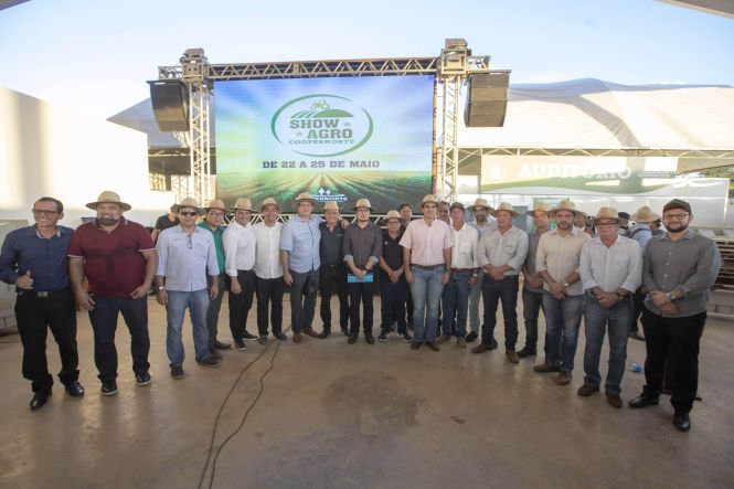 Os moradores de Paragominas contam agora com um núcleo regional da Secretaria de Estado de Justiça e Direitos Humanos (Sejudh), para emissão gratuita das Carteiras de Identidade e Trabalho. O Polo que foi inaugurado nesta sexta-feira (24), contou com a presença do Governador do Estado do Pará, Helder Barbalho, do Prefeito municipal de Paragominas, Paulo Tocantins e diversas autoridades estaduais e municipais. Ainda no município, o chefe do poder executivo visitou a feira de agronegócios Show Agro.

FOTO: MARCO SANTOS / AGÊNCIA PARÁ
DATA: 24.05.2019
PARAGOMINAS - PARÁ <div class='credito_fotos'>Foto: Marco Santos / Ag. Pará   |   <a href='/midias/2019/originais/364ea29a-5dbd-4f9d-bfd6-a892de2a2edf.jpg' download><i class='fa-solid fa-download'></i> Download</a></div>