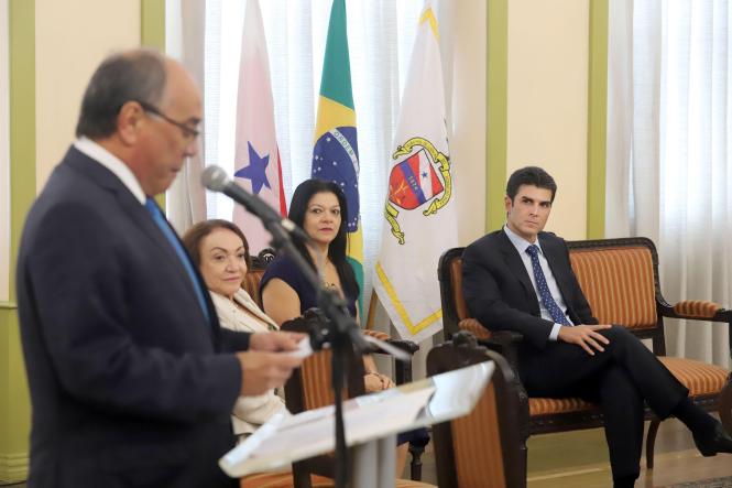 O governador do Estado, Helder Barbalho, e o comandante geral da Polícia Militar, coronel Dilson Júnior, receberam, no início da tarde desta segunda-feira (18), na sede do Tribunal de Justiça do Pará (TJPA), 110 policiais militares que estavam na reserva da corporação e, que, a partir de agora, foram reconvocados e ficarão à disposição do Judiciário.

FOTO: MARCO SANTOS / AGÊNCIA PARÁ
DATA: 18.02.2019
BELÉM - PA <div class='credito_fotos'>Foto: Marco Santos / Ag. Pará   |   <a href='/midias/2019/originais/365b47a1-886b-4c02-830d-02058296190c.jpg' download><i class='fa-solid fa-download'></i> Download</a></div>