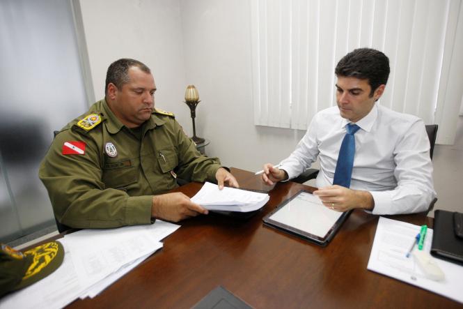 O comandante da Polícia Militar do Pará (PM-PA), coronel Dilson Júnior, entregou ao governador do Estado, Helder Barbalho, na tarde desta quinta-feira, 07, no Palácio do Governo, 15 propostas de lei para modernizar a gestão da PM e garantir benefícios aos servidores da corporação, como é o caso da licença maternidade de 180 dias para as policiais femininas.

FOTO: MARCELO SEABRA / AGÊNCIA PARÁ
DATA: 07.03.2019
BELÉM - PA <div class='credito_fotos'>Foto: Marcelo Seabra / Ag. Pará   |   <a href='/midias/2019/originais/3666ddee-cb7c-40f5-b8c8-382750834902.jpg' download><i class='fa-solid fa-download'></i> Download</a></div>