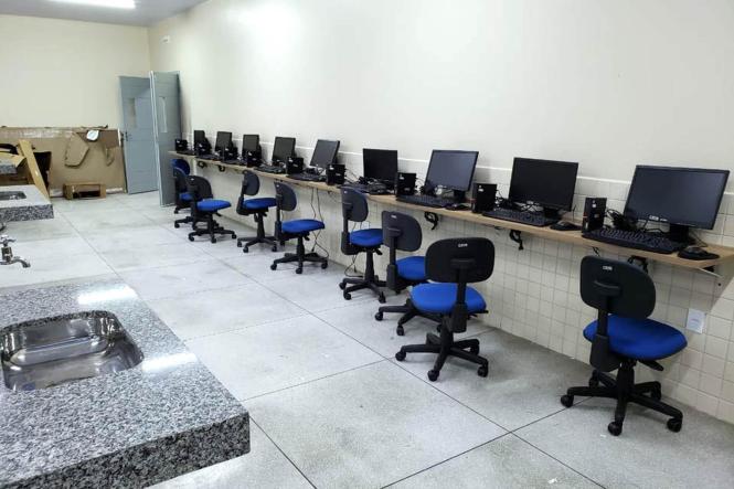 No terceiro dia do programa Governo por Todo o Pará no sudeste do estado, a secretária de educação, professora Leila Freire, visitou algumas escolas indígenas da região. O objetivo foi conhecer de perto a condição do ensino e as necessidades dos estudantes. 

FOTO: ASCOM / SEDUC
DATA: 05.04.2019
MARABÁ - PA <div class='credito_fotos'>Foto: ASCOM / SEDUC   |   <a href='/midias/2019/originais/36800987-9bfe-434b-a890-70b9fb0b5c53.jpg' download><i class='fa-solid fa-download'></i> Download</a></div>