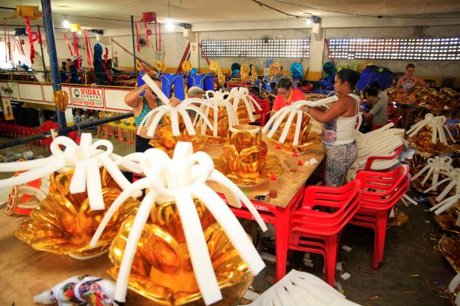 O carnaval de Belém vai atravessar a avenida e chegar também na telinha. Depois de 9 anos, a Cultura - Rede de Comunicação retoma a transmissão ao vivo, só que agora de forma integrada e com o sinal digital, dos desfiles das escolas de samba do Grupo Especial de Belém, neste sábado, dia 23 de fevereiro, na Aldeia Amazônica David Miguel. Quem por acaso não puder ver de pertinho, pode preparar a pipoca, reunir os amigos e se preparar para acompanhar todos os detalhes, seja pela TV, pelo YouTube ou pelas redes sociais. Serão 7 câmeras, 5 produtores de pista, 3 repórteres no meio do público - fazendo até vídeo-selfie - e da folia em meio a uma equipe de 50 pessoas que promete mostrar toda a beleza, emoção e grandeza do Carnaval paraense. A programação terá início às 19h e só sai do ar depois que a última escola fechar o desfile, por volta das 6h do domingo, 24.

 FOTO: RICARDO AMANAJAS / AGÊNCIA PARÁ
DATA: 19.02.2019
BELÉM - PA <div class='credito_fotos'>Foto: Ricardo Amanajás / Ag. Pará   |   <a href='/midias/2019/originais/369787a6-9bb7-426e-b54a-c1056dd2c177.jpg' download><i class='fa-solid fa-download'></i> Download</a></div>