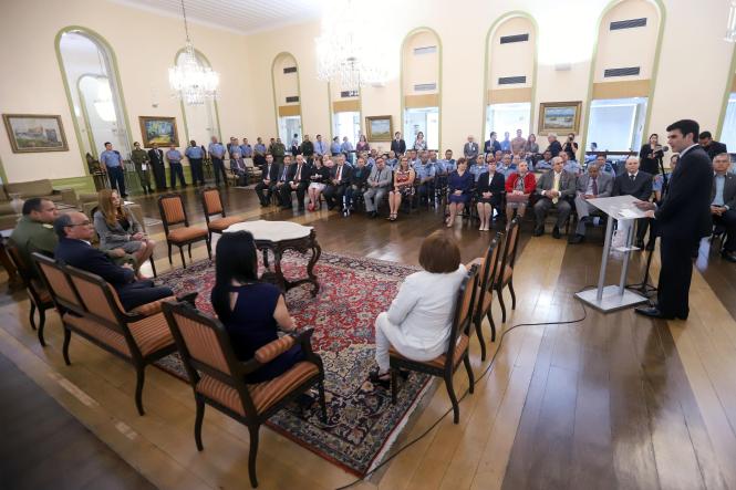 O governador do Estado, Helder Barbalho, e o comandante geral da Polícia Militar, coronel Dilson Júnior, receberam, no início da tarde desta segunda-feira (18), na sede do Tribunal de Justiça do Pará (TJPA), 110 policiais militares que estavam na reserva da corporação e, que, a partir de agora, foram reconvocados e ficarão à disposição do Judiciário.

FOTO: MARCO SANTOS / AGÊNCIA PARÁ
DATA: 18.02.2019
BELÉM - PA <div class='credito_fotos'>Foto: Marco Santos / Ag. Pará   |   <a href='/midias/2019/originais/36c5dbef-3fa6-4515-8fcd-1f9e9320c77c.jpg' download><i class='fa-solid fa-download'></i> Download</a></div>
