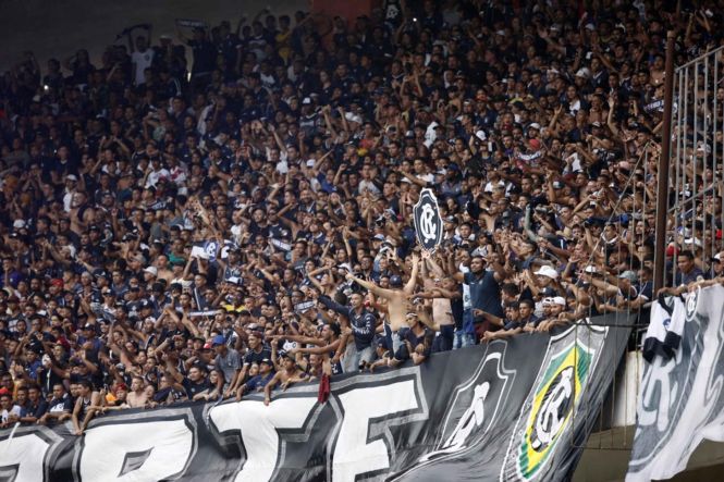 A final do Parazão 2019 sagrou, mais uma vez, o Clube do Remo como campeão do campeonato de futebol, na tarde deste domingo (21), ao vencer o Independente de Tucuruí por 2x 0, no Estádio Olímpico do Pará, o Mangueirão, em Belém. A taça foi entregue à equipe campeã pelo governador do Estado, Helder Barbalho - antes dele, somente o ex-governador Jader Barbalho entregou o troféu, em 1990.

FOTO: FERNANDO ARAÚJO / AG. PARÁ
DATA: 21.04.2019
BELÉM - PARÁ <div class='credito_fotos'>Foto: Fernando Araújo / agência Pará   |   <a href='/midias/2019/originais/36dd426f-16ec-4bc0-ae79-055a5e8df867.jpg' download><i class='fa-solid fa-download'></i> Download</a></div>