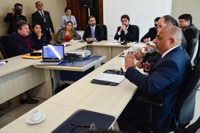 Os gestores dos órgãos integrados de segurança pública apresentaram na tarde desta quarta-feira (13), na Assembleia Legislativa do Pará (Alepa), as ações dos dois primeiros meses do Governo Helder Barbalho na área de segurança pública, que neste período já resultaram na redução de crimes violentos no Pará. O titular da Segup, Ualame Machado, apresentou os números aos deputados Toni Cunha, presidente da Comissão de Segurança, e Delegado Caveira, vice-presidente; e aos demais membros, deputados Nilton Neves, Miro Sanova, Michele Begot, Paula Gomes; o deputado Francisco Melo Filho (Chicão), líder do governo na Alepa, e o deputado convidado Eliel Faustino.

FOTO: ELIELSON MODESTO / ASCOM SEGUP
DATA: 13.03.2019
BELÉM - PA <div class='credito_fotos'>Foto: Elielson Modesto / Ascom Segup   |   <a href='/midias/2019/originais/372c71ce-fa64-45fb-9f40-16b6a4d825c9.jpg' download><i class='fa-solid fa-download'></i> Download</a></div>