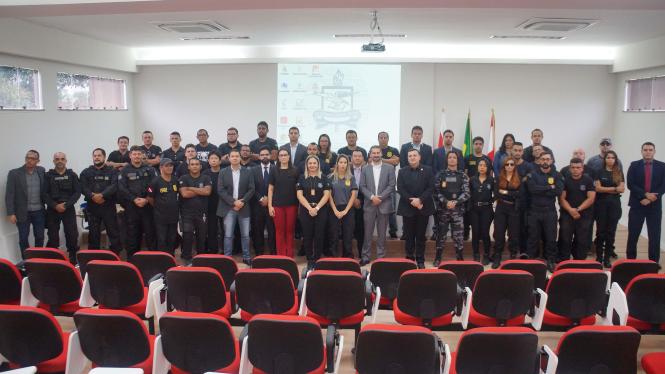 A Polícia Civil do Pará deu início, na terça-feira (12), em Breves, na Ilha do Marajó, ao projeto Academia Itinerante que leva, aos policiais civis da região, treinamentos e cursos de capacitação visando o aperfeiçoamento profissional dos agentes de segurança pública. A cidade de Breves, sede da região do Marajó Ocidental, é a primeira a receber o projeto que vai percorrer todas as regionais do interior do Pará.

FOTO: ASCOM / POLICIA CIVIL
DATA: 13.02.2019
BREVES - PARÁ <div class='credito_fotos'>Foto: Divulgação / Policia Civil - Pará   |   <a href='/midias/2019/originais/3736d71d-40cd-4723-811f-acf345139277.jpg' download><i class='fa-solid fa-download'></i> Download</a></div>