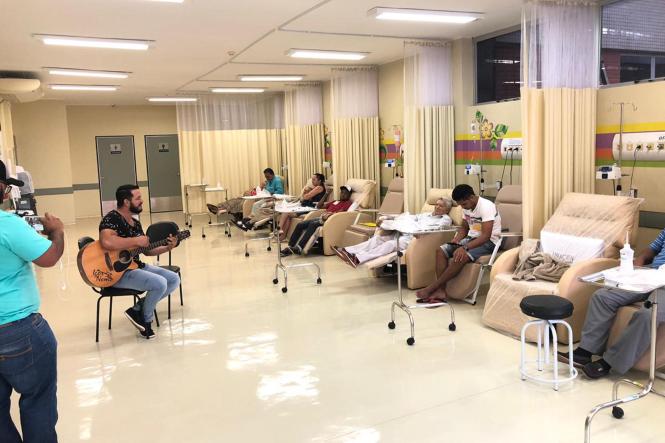 A musicoterapia é destaque dentro da programação do Março Lilás, campanha de combate ao câncer uterino, na Unidade de Alta Complexidade em Oncologia Dr. Vítor Moutinho (Unacon), em Tucuruí, no sudeste paraense. A terapia é oferecida por meio de parcerias, entre elas, do cantor Igor Nemo, que levou  alegria e descontração aos pacientes atendidos na unidade.

FOTO: DIVULÇAÇÃO
DATA: 21.03.2019
TUCURUÍ - PA <div class='credito_fotos'>Foto: Divulgação   |   <a href='/midias/2019/originais/374441c2-dd3a-4380-865e-250a1786574b.jpg' download><i class='fa-solid fa-download'></i> Download</a></div>