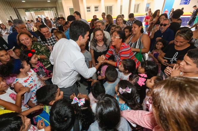 O Governo do Estado, por meio da Secretaria de Estado de Educação (Seduc), entregou mais uma escola totalmente reformada e ampliada para melhor comodidade de professores e alunos. Com mais de 1 mil alunos matriculados nos três turnos, a Escola Estadual de Ensino Fundamental e Médio Jarbas Passarinho, em Belém, iniciou o ano letivo com a entrega da obra de reforma e ampliação de todo o complexo da instituição. A reinauguração do espaço aconteceu na manhã de hoje, 21, com a presença do governador Helder Barbalho, do vice-governador Lúcio Vale, da secretária de educação, professora Leila Freire e de diversas autoridades.

FOTO: WAGNER SANTANA AGÊNCIA / PARÁ
DATA: 21.02.2019
BELÉM - PA <div class='credito_fotos'>Foto: Wagner Santana / Ag. Pará   |   <a href='/midias/2019/originais/375adec5-1aaf-48af-a619-e76ce7ce444d.jpg' download><i class='fa-solid fa-download'></i> Download</a></div>