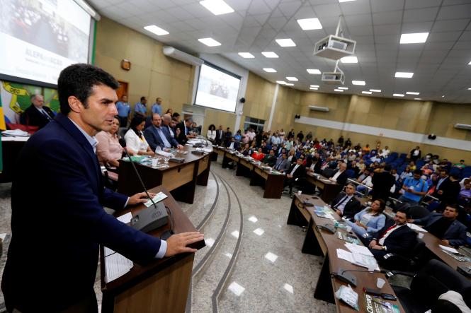Como parte das ações do programa Governo por todo o Pará, o governador Helder Barbalho participou na noite desta quinta-feira (4) da sessão especial promovida pela Assembleia Legislativa do Pará (Alepa), na Câmara Municipal de Marabá, onde a gestão administrativa do governo está instalada desde a última terça-feira (2). Ele ressaltou a importância da presença significativa do parlamento estadual em Marabá na busca por soluções para os problemas do sul e sudeste paraense. Dos 41 deputados estaduais, 36 participam da ação no município.

FOTO: MARCELO SEABRA/ AGENCIA PARA
DATA: 04.04.2019
MARABA - PARA <div class='credito_fotos'>Foto: Marcelo Seabra / Ag. Pará   |   <a href='/midias/2019/originais/377a43b5-2be9-4cd8-bcd0-5bc8e48e30a6.jpg' download><i class='fa-solid fa-download'></i> Download</a></div>