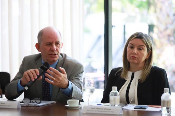 Teve início, na manhã desta quarta-feira (30), em São Paulo (SP), o evento Encontro Rede Juntos Estados, que discute os desafios enfrentados na gestão das finanças públicas com governadores, secretários e especialistas na área fiscal. O Governo do Pará já está representado pelo secretários da Fazenda, René Sousa, e do Planejamento, Hana Ghassan, que neste momento debatem questões de arrecadação ao lado de especialistas, como o economista Paulo Tafner, da Universidade de São PAULO (USP), e o secretário do Tesouro Nacional do governo federal, Mansueto Almeida.  

NA FOTO: 0s secretários da Fazenda, René Sousa, e do Planejamento, Hana Ghassan.

FOTO: Alexandre de Paulo / Divulgação
DATA: 30.01.2019
SÃO PAULO- SP

 <div class='credito_fotos'>Foto: Alexandre de Paulo / Divulgação   |   <a href='/midias/2019/originais/378659b2-6371-4fd0-8994-d7ab4da90dc7.jpg' download><i class='fa-solid fa-download'></i> Download</a></div>