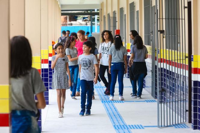 O Governo do Estado, por meio da Secretaria de Estado de Educação (Seduc), entregou mais uma escola totalmente reformada e ampliada para melhor comodidade de professores e alunos. Com mais de 1 mil alunos matriculados nos três turnos, a Escola Estadual de Ensino Fundamental e Médio Jarbas Passarinho, em Belém, iniciou o ano letivo com a entrega da obra de reforma e ampliação de todo o complexo da instituição. A reinauguração do espaço aconteceu na manhã de hoje, 21, com a presença do governador Helder Barbalho, do vice-governador Lúcio Vale, da secretária de educação, professora Leila Freire e de diversas autoridades.

FOTO: WAGNER SANTANA AGÊNCIA / PARÁ
DATA: 21.02.2019
BELÉM - PA <div class='credito_fotos'>Foto: Wagner Santana / Ag. Pará   |   <a href='/midias/2019/originais/37a02978-be8e-44a1-b45a-0fe645d75ede.jpg' download><i class='fa-solid fa-download'></i> Download</a></div>