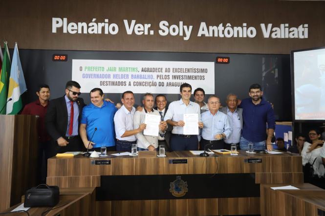 Conceição do Araguaia, no sul do Pará, recebeu, nesta sexta-feira (5), a comitiva do Governo por Todo o Pará, que, desde o último dia 2, está no sul e sudeste do Estado, levando obras e serviços aos moradores da região. Acompanhado de outras autoridades estaduais, municipais e de deputados, o governador Helder Barbalho chegou, no fim da manhã à cidade, para assinar a Ordem de Serviço que garante o início das obras de construção de 18 pontes de concreto no município.

FOTO: MARCO SANTOS / AGÊNCIA PARÁ
DATA: 05.04.2019
CONCEIÇÃO DO ARAGUAIA - PA <div class='credito_fotos'>Foto: Marco Santos / Ag. Pará   |   <a href='/midias/2019/originais/37b765dc-7ef7-4e63-baaf-805028cb85c0.jpg' download><i class='fa-solid fa-download'></i> Download</a></div>