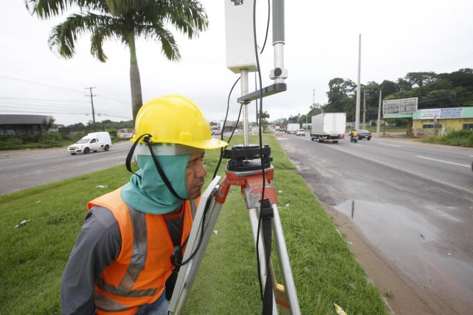 A BR-316, principal acesso rodoviário da capital paraense, passará nos próximos 19 meses pela maior intervenção estrutural desde que ganhou o atual formato de 6 pistas (3 pistas de entrada e 3 pistas de saída da cidade). Alguns trechos possuem, inclusive, 8 pistas. A obra de ampliação foi feita na década de 80, pelo Governo Federal. Desde então, a via passou por várias revitalizações de menor porte, como ocorreu no trecho entre a Prefeitura de Ananindeua e a sede do Clube Associação Atlética Banco do Brasil (AABB), na época em que o atual governador do Pará, Helder Barbalho, era prefeito do município da região metropolitana de Belém.

FOTO: FERNANDO ARAÚJO/AG. PARÁ
DATA: 23.01.2019
BELÉM - PARÁ <div class='credito_fotos'>Foto: Fernando Araújo/Ag. Pará   |   <a href='/midias/2019/originais/37c99821-731a-4090-a010-fbfc4ef59c98.jpg' download><i class='fa-solid fa-download'></i> Download</a></div>