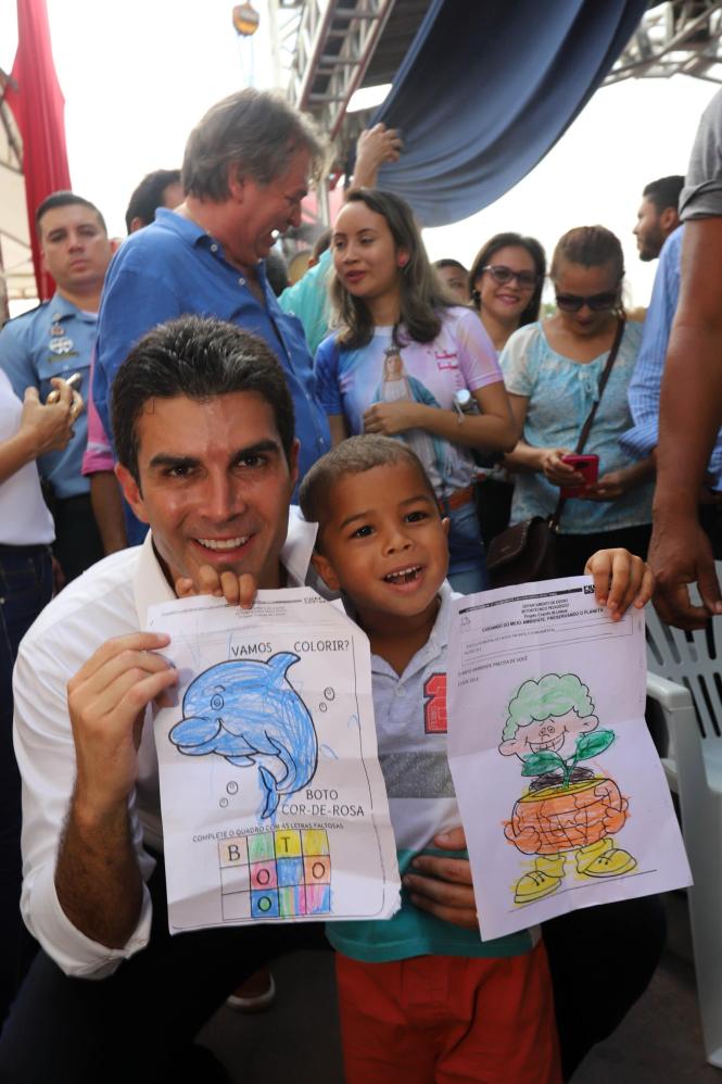 O município de Barcarena entregou à população, nesta sexta-feira (18), a Escola Municipal de Ensino Infantil e Fundamental Professora Ana Dutra de Souza Vale. O nome da instituição é uma homenagem à mãe do vice-governador do Estado, Lúcio Vale, que participou da cerimônia de inauguração ao lado do governador Helder Barbalho. Os recursos da obra, de R$ 997 mil, foram adquiridos por meio de emenda parlamentar de Lúcio, ainda quando era deputado federal.

FOTO: MARCO SANTOS/AGÊNCIA PARÁ
DATA: 19.01.2019
BARCARENA - PARÁ
 <div class='credito_fotos'>Foto: Marco Santos / Ag. Pará   |   <a href='/midias/2019/originais/37ebe46d-7db7-4438-ae19-492b2f15cedd.jpg' download><i class='fa-solid fa-download'></i> Download</a></div>