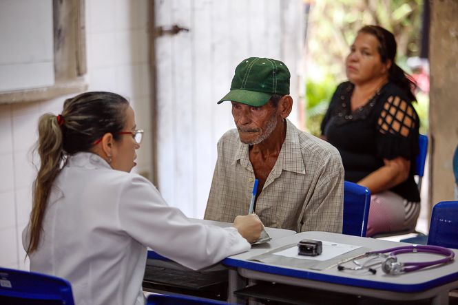 Um dos bairros mais populosos de Ananindeua, o Distrito Industrial recebeu, na manhã deste sábado (27), o Ação Cidadania, projeto promovido pelo governo do Estado, por meio da Fundação Parápaz. Os serviços nas áreas de saúde, assistência e cidadania, que caracterizam a iniciativa, foram ofertados na Escola Estadual de Ensino Fundamental e Médio Dr. Antônio Teixeira Gueiros.

FOTO: WAGNER SANTANA / AGENCIA PA
DATA: 27.04.2019
ANANINDEUA - PA <div class='credito_fotos'>Foto: Wagner Santana / Ag. Pará   |   <a href='/midias/2019/originais/37f84215-e9b5-4f71-8e0a-8d923628a8c2.jpg' download><i class='fa-solid fa-download'></i> Download</a></div>
