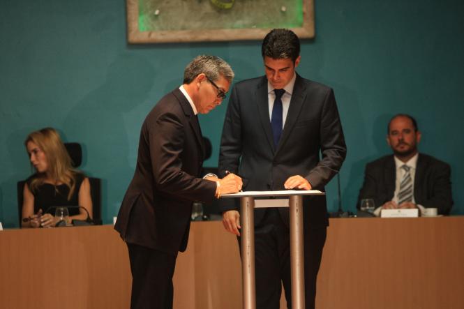 Na primeira manhã de trabalho do Governador Helder Barbalho, nesta quarta-feira (02), foi assinado ofício enviado ao Ministro da Justiça e Segurança Pública, Sérgio Fernando Moro, solicitando o emprego de 500 agentes da Força Nacional de Segurança Pública para imediato reforço do efetivo local e preservação da ordem pública. Helder ainda deu posse aos secretários, presidentes de instituições e diretores que fazem parte de sua equipe. Logo no inicio da manhã Helder Barbalho visitou as tropas da ação integrada da Secretaria de Estado de Segurança Pública (Segup) que leva o reforço da segurança para os bairros de Belém envolvendo cerca de 400 agentes. Durante a posse dos novos secretários (foto) o governador Helder Barbalho ressaltou a absoluta confiança nos nomeados cujas escolhas foram pautadas fundamentalmente por critérios técnicos e de acordo com a qualificação profissional de cada um deles. Para ele os critérios de escolha utilizados “permitirão um novo patamar de gestão ao Estado e que possamos o quanto antes fazer chegar à sociedade paraense as mudanças desejadas e reivindicadas por cada cidadão deste Estado”, comentou.

FOTO: CRISTINO MARTINS / AG. PARÁ
DATA: 02.01.2019
BELÉM - PARÁ <div class='credito_fotos'>Foto: Cristino Martins/Ag. Pará   |   <a href='/midias/2019/originais/380e4e79-e081-4b54-889c-d189a26107d2.jpg' download><i class='fa-solid fa-download'></i> Download</a></div>