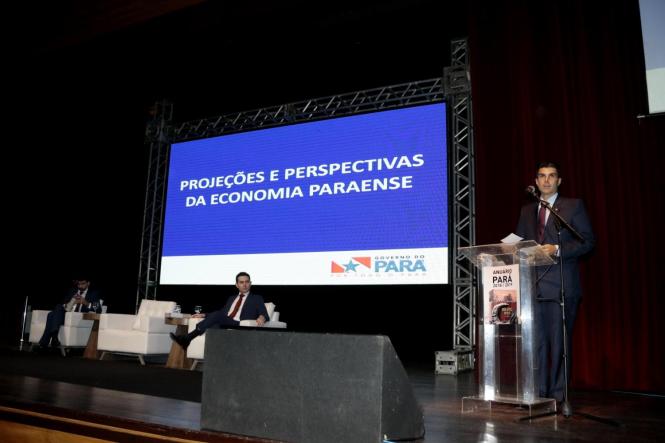 Durante a próxima missão do Programa Governo por Todo o Pará, que percorre Marabá e região entre os dias 2 e 5 de abril, será publicado o decreto permitindo a isenção de ICMS em 17% para a operação de ferro-gusa. A medida, que deve promover a abertura de 7 a 10 mil empregos imediatos, foi anunciada por Helder Barbalho durante o lançamento da 9ª edição do Anuário do Pará, na noite desta segunda-feira, 25, no teatro Maria Sylvia Nunes da Estação das Docas. 

FOTO: RICARDO AMANAJÁS / AGÊNCIA PARÁ
DATA: 26.03.2019
BELÉM - PARÁ <div class='credito_fotos'>Foto: Ricardo Amanajás / Ag. Pará   |   <a href='/midias/2019/originais/383b2708-a0ee-49e5-9f25-238b872b1a12.jpg' download><i class='fa-solid fa-download'></i> Download</a></div>