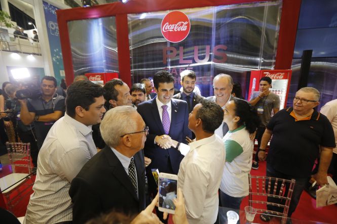 Homenageado com a medalha do Mérito Industrial Simão Miguel Bitar durante a abertura da 14ª edição da Feira da Indústria do Pará (Fipa), nesta quarta-feira (15), no Hangar - Centro de Convenções, o governador Helder Barbalho anunciou, à ocasião, ações que devem modificar o cenário econômico do Estado a longo prazo. 

FOTO: MARCELO SEABRA/ AG. PARÁ
DATA: 15.05.2019
BELÉM - PARÁ <div class='credito_fotos'>Foto: Marcelo Seabra / Ag. Pará   |   <a href='/midias/2019/originais/383b8aa8-2a5b-4fdb-92a0-ed02832febec.jpg' download><i class='fa-solid fa-download'></i> Download</a></div>