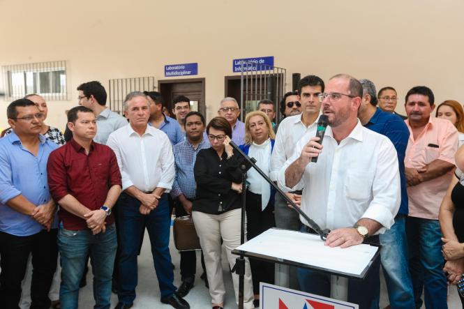 O Governo do Estado, por meio da Secretaria de Estado de Educação (Seduc), entregou mais uma escola totalmente reformada e ampliada para melhor comodidade de professores e alunos. Com mais de 1 mil alunos matriculados nos três turnos, a Escola Estadual de Ensino Fundamental e Médio Jarbas Passarinho, em Belém, iniciou o ano letivo com a entrega da obra de reforma e ampliação de todo o complexo da instituição. A reinauguração do espaço aconteceu na manhã de hoje, 21, com a presença do governador Helder Barbalho, do vice-governador Lúcio Vale, da secretária de educação, professora Leila Freire e de diversas autoridades.

FOTO: WAGNER SANTANA AGÊNCIA / PARÁ
DATA: 21.02.2019
BELÉM - PA <div class='credito_fotos'>Foto: Wagner Santana / Ag. Pará   |   <a href='/midias/2019/originais/383d05b2-0139-4c25-90e3-75c28ec7d89b.jpg' download><i class='fa-solid fa-download'></i> Download</a></div>