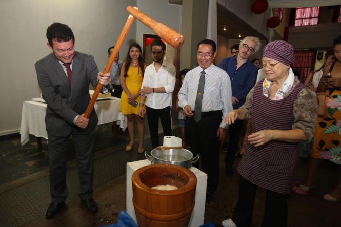 A comunidade nipo-brasileira do Pará comemorou a entrada de 2019 no auditório da Associação Pan-Amazônia Nipo-Brasileira, no domingo (6), em Belém. O evento deu início às homenagens aos 90 anos da imigração japonesa na Amazônia e contou com a presença do Governo do Estado. O chefe de gabinete, Luiziel Guedes, esteve representando o governador Helder Barbalho.

FOTO: CARLOS SODRÉ / AG. PARÁ
DATA: 06.01.2019
BELÉM - PARÁ <div class='credito_fotos'>Foto: CARLOS SODRÉ / AG. PARÁ    |   <a href='/midias/2019/originais/38618ea7-de12-46aa-816d-0c5bc58fc8eb.jpg' download><i class='fa-solid fa-download'></i> Download</a></div>