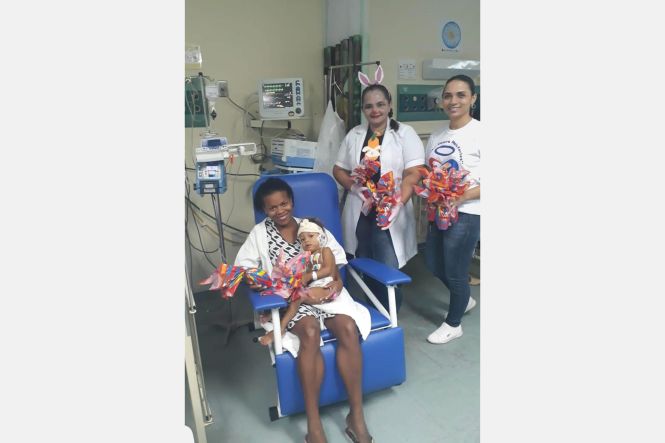 Foi no Hospital Regional do Sudeste do Pará - Dr. Geraldo Veloso (HRSP), em Marabá (PA), que Carlos Henrique Feitosa, de 11 anos, conheceu pela primeira um ovo de chocolate na Páscoa. A ação foi possível com o apoio de voluntários do grupo "Amigos do Bem", que se reuniram para presentear os pacientes e acompanhantes da Clínica Pediátrica e das Unidades de Terapia Intensiva Neonatal e Pediátrica neste final de semana. A entrega dos chocolates também contou com a participação do Instituto Hosana Lopes da Abreu, do bairro da Liberdade.

FOTO: DIVULGAÇÃO
DATA: 22.04.2019
MARABÁ - PARÁ <div class='credito_fotos'>Foto: Divulgação   |   <a href='/midias/2019/originais/38b9d66a-c4d2-40d4-9520-562412b85184.jpg' download><i class='fa-solid fa-download'></i> Download</a></div>