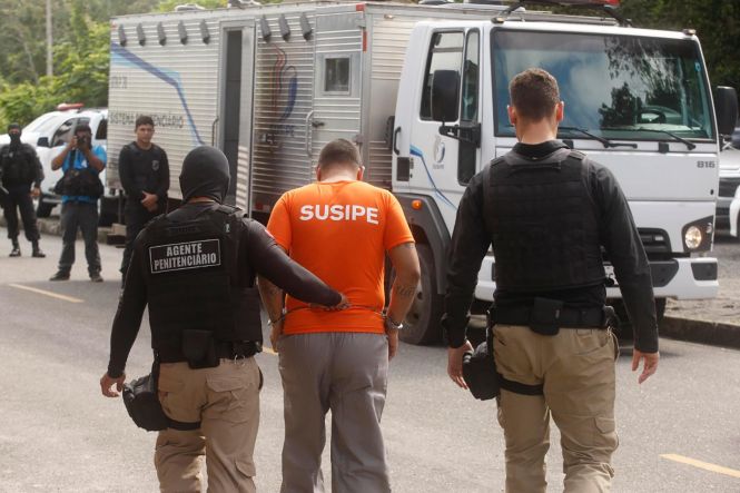 Dez detentos de alta periculosidade foram remanejados do sistema carcerário paraense para o presídio federal de Catanduvas, no Paraná, na tarde desta quinta (25). O trabalho fez parte da Operação Êxodo, da Superintendência do Sistema Penitenciário do Estado (Susipe), que, ao todo, nesta etapa, já transferiu 13 presidiários para casas de detenção de segurança máxima.

FOTO: FERNANDO ARAÚJO / AGÊNCIA PARÁ
DATA: 25.04.2019
BELÉM - PARÁ <div class='credito_fotos'>Foto: Fernando Araújo/Ag. Pará   |   <a href='/midias/2019/originais/38ee0e37-5933-4888-bb8f-72b3bb14138e.jpg' download><i class='fa-solid fa-download'></i> Download</a></div>