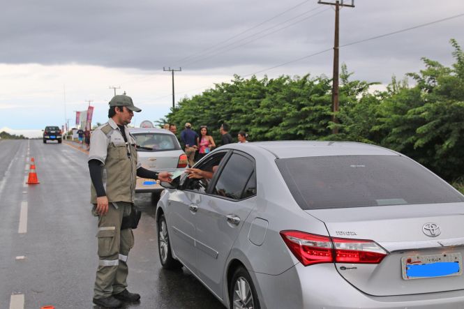 Durante o período do feriado da Semana Santa, da última sexta-feira (19) até o domingo (21), o Departamento de Trânsito do Estado do Pará não registrou ocorrências graves no trânsito. Ações educativas e de fiscalização foram realizadas com o intuito de conscientizar condutores e passageiros sobre comportamentos seguros no trânsito.

FOTO: ASCOM / DETRAN
DATA; 22.04.2019
SALINAS - PARÁ <div class='credito_fotos'>Foto: ASCOM / DETRAN   |   <a href='/midias/2019/originais/38fb5324-9ce4-4ab3-af6e-a7f33b277e8f.jpg' download><i class='fa-solid fa-download'></i> Download</a></div>