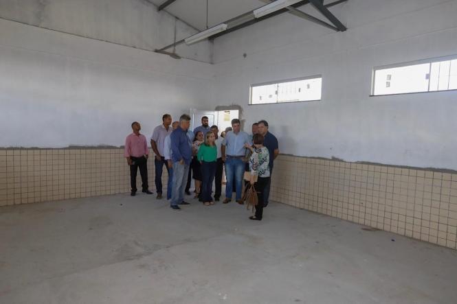 Após entregar a nova agência do Banco do Estado do Pará (Banpará) na manhã deste sábado (9), em Mocajuba, nordeste paraense, o governador Helder Barbalho e sua equipe de Governo vistoriaram as obras da ponte sobre o Igarapé Uxipocu e visitaram as instalações da Escola Estadual Isaura Bahia. O chefe do Executivo estadual esteve acompanhado do vice-governador, Lúcio Vale; da prefeitura do município, Fátima Braga; e da secretária de Estado de Educação (Seduc), Leila Freire

FOTO: MARCO SANTOS / AGÊNCIA PARÁ
DATA:09.02.2019
MOCAJUBA - PARÁ <div class='credito_fotos'>Foto: Marco Santos / Ag. Pará   |   <a href='/midias/2019/originais/39045725-ae8b-420c-b475-364d9179297d.jpg' download><i class='fa-solid fa-download'></i> Download</a></div>