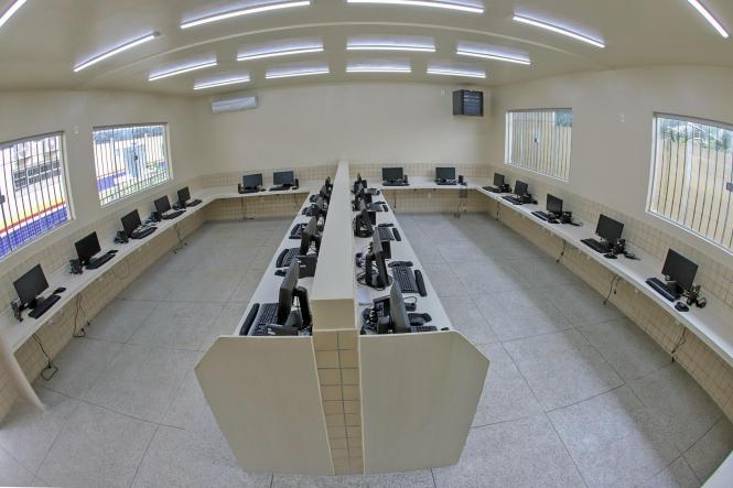 O governador Helder Barbalho inaugurou, na noite desta sexta-feira (15), na comunidade do Acarajozinho, em Bragança, Nordeste paraense, a Escola Estadual de Ensino Fundamental e Médio Domingas da Costa Sousa, um sonho antigo da comunidade, que tem cerca de quatro mil habitantes. Antes, a escola funcionava em condições precárias, em um prédio fundado há cerca de 35 anos, o qual já não conseguia mais abrigar as diversas atividades do colégio, divididas, então, também, pelo espaço de um pequeno centro comunitário. Os investimentos foram de cerca de R$ 5 milhões, oriundos do convênio celebrado entre o Governo do Estado e o Banco Interamericano de Desenvolvimento (BID). A escola vai atender cerca de 600 estudantes dos ensinos Fundamental, Médio e a modalidade de Educação de Jovens e Adultos (EJA).  

FOTO: MARCO SANTOS /AGÊNCIA PARÁ
DATA: 16.02.2019
BRAGANÇA / PA <div class='credito_fotos'>Foto: Marco Santos / Ag. Pará   |   <a href='/midias/2019/originais/39123004-9210-45ff-9617-4d7ffa8b400a.jpg' download><i class='fa-solid fa-download'></i> Download</a></div>