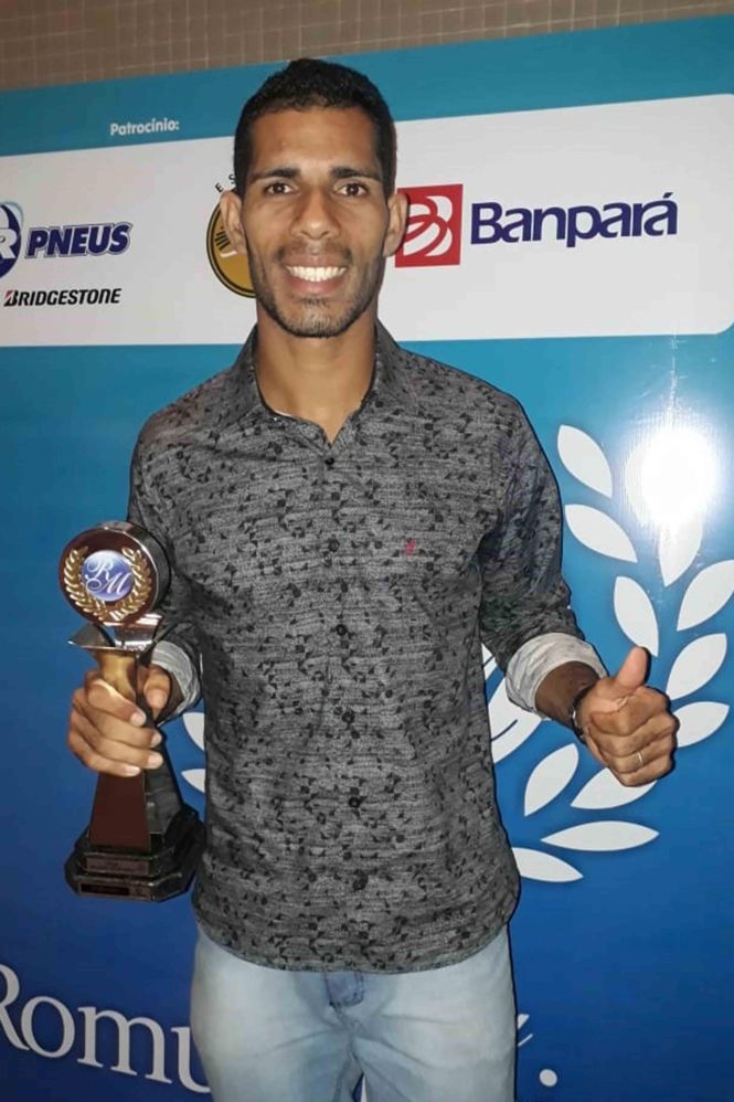 Noite de premiação e reconhecimento para o esporte paraense. O Troféu Romulo Maiorana chegou a sua 25° edição, premiando 19 categorias principais e especiais. Três atletas integrantes do programa Bolsa Talento da Secretaria de Estado de Esporte e Lazer (Seel) conquistaram o prêmio em suas modalidades. 

NA FOTO: EDUARDO COSTA

FOTO: DIVULGAÇÃO
DATA: 18.04.2019
BELEM - PARÁ <div class='credito_fotos'>Foto: Divulgação   |   <a href='/midias/2019/originais/3913697e-5b0e-461c-8850-165df4cd530b.jpg' download><i class='fa-solid fa-download'></i> Download</a></div>