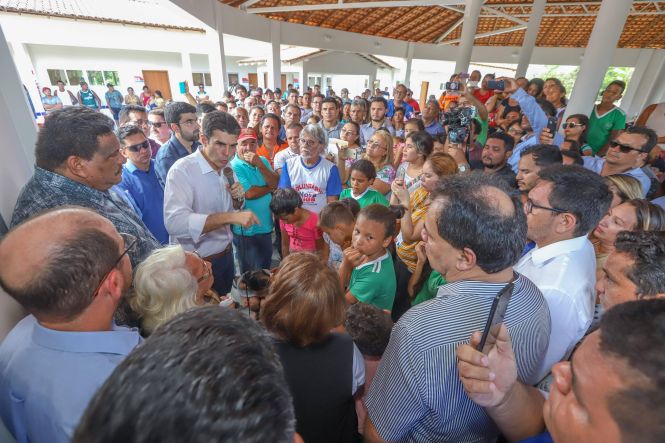 Construída por meio de um convênio firmado entre a Prefeitura e o governo do Estado, no valor de R$ 984.663,51, a Escola Estadual Magalhães Barata foi inaugurada na tarde desta quinta-feira (18), na comunidade de Ariri, zona rural de Colares, município do nordeste paraense.

FOTO: MARCO SANTOS / AGÊNCIA PARÁ
DATA: 18.04.2019
COLARES - PARÁ <div class='credito_fotos'>Foto: Marco Santos / Ag. Pará   |   <a href='/midias/2019/originais/394df352-a2c0-4e0c-8476-a7758b5d416c.jpg' download><i class='fa-solid fa-download'></i> Download</a></div>