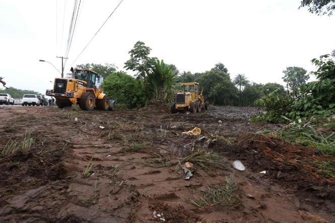 O secretário de Estado de Transportes, Pádua Andrade, vistoriou nesta quinta-feira, 1º de fevereiro,  as obras de infraestrutura do pátio de triagem de caminhões, que está em obras no Km 10,5 da BR 316. O local servirá de estacionamento para caminhões, que chegarem a partir de hoje à cidade, nos horários restritos para circulação no corredor das obras de requalificação da BR 316. O pátio de triagem, que está sendo construído no terreno, que abrigava a antiga fábrica Inca, ficará pronto em 60 dias.

FOTO: WAGNER SANTANA / AGÊNCIA PARÁ
DATA: 01.02.2019
BELÉM - PARÁ <div class='credito_fotos'>Foto: Wagner Santana / Ag. Pará   |   <a href='/midias/2019/originais/395834e2-a21f-47a1-9e5f-8eb401f03ea2.jpg' download><i class='fa-solid fa-download'></i> Download</a></div>