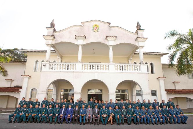 O governador do Estado, Helder Barbalho, reuniu-se, no final da manhã desta terça-feira (14), com mais de 20 oficiais recém-promovidos ao posto de coronel da Polícia Militar e do Corpo de Bombeiros Militar do Pará. O objetivo do encontro no Palácio do Governo, em Belém, foi dar as boas-vindas àqueles que alcançaram o último patamar na carreira militar e, ao mesmo tempo, definir estratégias para o enfrentamento à violência no Estado, já que os novos coronéis são os responsáveis pelos subcomandos e regionais das duas instituições.

FOTO: MARCO SANTOS / AGÊNCIA PARÁ
DATA: 14.05.2019
BELÉM - PARÁ <div class='credito_fotos'>Foto: Marco Santos / Ag. Pará   |   <a href='/midias/2019/originais/3960a273-a148-4e4e-9ce0-69af30fc8b0c.jpg' download><i class='fa-solid fa-download'></i> Download</a></div>