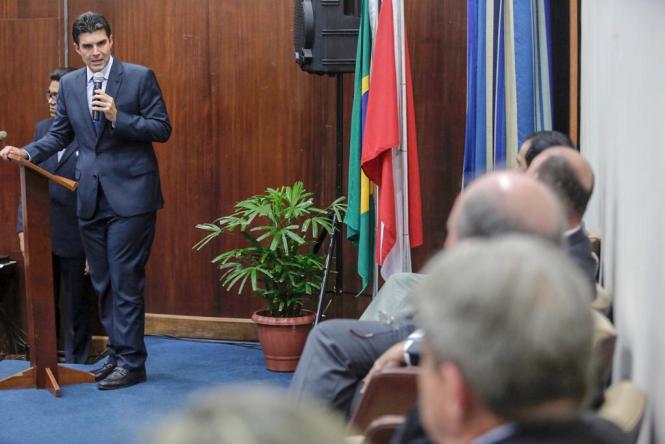 O governador Helder Barbalho deu posse (foto), hoje (02/01) ao secretário da Fazenda do Estado do Pará, René Sousa, em cerimônia realizada  no auditório do órgão central do Fisco em Belém. René de Oliveira e Sousa Júnior é mestre em Direito Público com Pós-Graduação em Economia na Universidade George Washington, de Washington, Estados Unidos.Tem graduação em Direito, Administração e Letras. Foi  auditor fiscal da Receita Estadual do Estado de Minas Gerais durante 32 anos, ingressado por concurso público, onde exerceu cargos como Subsecretário da Receita Estadual; Conselheiro no Conselho de Contribuintes do Estado de Minas Gerais e Assessor Especial do Secretário de Estado da Fazenda  de MG; superintendente da Receita Estadual; Superintendente Regional da Fazenda em Governador Valadares e Chefe da Administração Fazendária de Pouso Alegre, entre outros. Também atuou no Ministério da Fazenda, onde foi diretor de Programa na Secretaria Executiva, e Presidente da Comissão Técnica Permanente do ICMS–COTEPE. No Ministério do Desenvolvimento, Indústria e Comércio Exterior atuou como Gerente de Projeto e Secretário Executivo do Projeto “Fóruns de Competitividade”.

FOTO: MARCO SANTOS
DATA: 02.01.2019
BELÉM - PARÁ <div class='credito_fotos'>Foto: MARCO SANTOS   |   <a href='/midias/2019/originais/3989a172-f7ee-44b8-a23f-ec6131101f0e.jpg' download><i class='fa-solid fa-download'></i> Download</a></div>