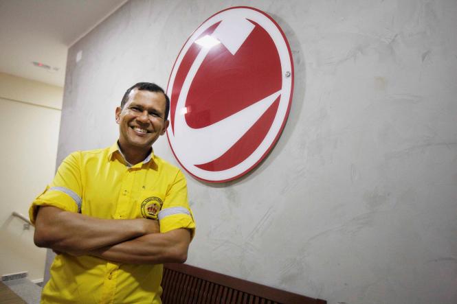 O carnaval de Belém vai atravessar a avenida e chegar também na telinha. Depois de 9 anos, a Cultura - Rede de Comunicação retoma a transmissão ao vivo, só que agora de forma integrada e com o sinal digital, dos desfiles das escolas de samba do Grupo Especial de Belém, neste sábado, dia 23 de fevereiro, na Aldeia Amazônica David Miguel. Quem por acaso não puder ver de pertinho, pode preparar a pipoca, reunir os amigos e se preparar para acompanhar todos os detalhes, seja pela TV, pelo YouTube ou pelas redes sociais. Serão 7 câmeras, 5 produtores de pista, 3 repórteres no meio do público - fazendo até vídeo-selfie - e da folia em meio a uma equipe de 50 pessoas que promete mostrar toda a beleza, emoção e grandeza do Carnaval paraense. A programação terá início às 19h e só sai do ar depois que a última escola fechar o desfile, por volta das 6h do domingo, 24.

 FOTO: MAYCON NUNES / AGÊNCIA PARÁ
DATA: 19.02.2019
BELÉM - PA <div class='credito_fotos'>Foto: Maycon Nunes / Ag. Pará   |   <a href='/midias/2019/originais/398fba19-5fa5-48ae-a04c-70a12eaf3abd.jpg' download><i class='fa-solid fa-download'></i> Download</a></div>