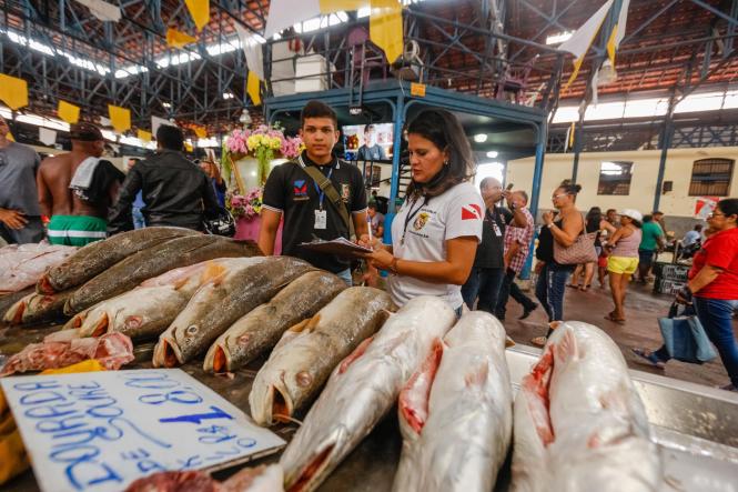 Uma equipe de fiscais do Procon do Pará esteve nesta terça-feira (16), desde às 8h30, no mercado de peixe do Ver-o-Peso, realizando ações de fiscalização dentro da Operação Páscoa 2019. O trabalho realizado pela Diretoria de Proteção e Defesa do Consumidor do Pará, vinculada à Secretaria de Estado de Justiça e Direitos Humanos (Sejudh), busca identificar e inibir abusos na comercialização de pescado e outros produtos muito procurados nesta época do ano.

FOTO: FERNANDO ARAÚJO / AGÊNCIA PARÁ
DATA: 16.04.2019
BELÉM - PARÁ <div class='credito_fotos'>Foto: Fernando Araújo/Ag. Pará   |   <a href='/midias/2019/originais/39a898cb-721d-4a77-ad95-51d6b3200a61.jpg' download><i class='fa-solid fa-download'></i> Download</a></div>