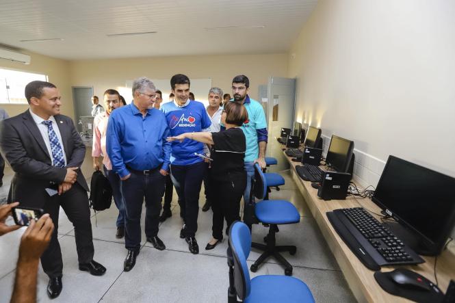 Educação foi a área priorizada em Redenção, no sul do Pará, pela agenda do programa Governo por Todo o Pará, iniciativa de descentralização da gestão estadual que leva para diferentes regiões do Estado, obras e serviços e dá voz às populações locais. A comitiva estadual chegou à cidade no fim da tarde da sexta-feira (5), depois de cumprir agenda em Marabá, Conceição do Araguaia e Bannach.

FOTO: MARCO SANTOS / AGÊNCIA PARÁ
DATA: 06.04.2019
REDENÇÃO - PA <div class='credito_fotos'>Foto: Marco Santos / Ag. Pará   |   <a href='/midias/2019/originais/39e7bcab-5243-4283-a6b8-2839292b55c9.jpg' download><i class='fa-solid fa-download'></i> Download</a></div>