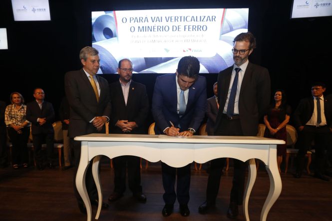 "Estamos abrindo uma janela que permite um horizonte de novos negócios para a atividade da mineração, absolutamente importante para o Estado", afirmou o governador Helder Barbalho, durante a assinatura do protocolo de intenções para implantação da primeira planta de verticalização de minério de ferro do Pará, no município de Marabá (região sudeste), na noite desta quinta-feira (23), no Teatro Maria Sylvia Nunes, na Estação das Docas, em Belém.

FOTO: MARCELO SEABRA / AGÊNCIA PARÁ
DATA: 23.05.2019
BELÉM - PARÁ <div class='credito_fotos'>Foto: Marcelo Seabra / Ag. Pará   |   <a href='/midias/2019/originais/39f71384-9fd2-4e5d-85a0-b1615cde7bd6.jpg' download><i class='fa-solid fa-download'></i> Download</a></div>