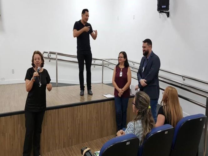 Rogério Dias Moreira é professor intérprete, minustra aulas para colaboradores e ainda facilita comunicação em libras em eventos no CIIR.

FOTO: ASCOM / CIIR
DATA: 25.04.2019
BELÉM - PARÁ <div class='credito_fotos'>Foto: ASCOM CIIR   |   <a href='/midias/2019/originais/3a0e08d1-e666-46c8-8c6d-369734438caf.jpg' download><i class='fa-solid fa-download'></i> Download</a></div>