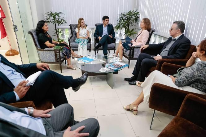 Os direitos de crianças e adolescentes foram o tema central da audiência que a representante do Fundo das Nações Unidas para a Infância e Adolescência (Unicef) no Brasil, Florence Bauer, teve nesta quinta-feira (21) com o governador Helder Barbalho, no Palácio do Governo, em Belém. O encontro teve como objetivo estabelecer um diálogo sobre Selo Unicef, iniciativa que envolve 115 municípios do Estado por meio da qual ações específicas são desenvolvidas, entre elas campanhas, programas de proteção e educação e saúde. O governador se colocou à disposição da agente para ampliar mais as ações no Estado, envolvendo órgãos diversos num grande programa integrado.

FOTO: MARCELO SEABRA / AGÊNCIA PARÁ
DATA: 21.02.2019
BELÉM - PA <div class='credito_fotos'>Foto: Marcelo Seabra / Ag. Pará   |   <a href='/midias/2019/originais/3a1e358a-b8e5-4e51-88f1-997eafa64268.jpg' download><i class='fa-solid fa-download'></i> Download</a></div>