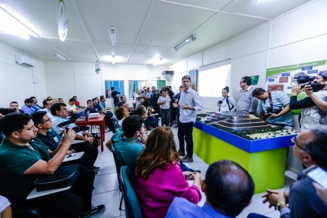 O secretário de Estado de Meio Ambiente e Sustentabilidade, Mauro Ó de Almeida, esteve na manhã desta sexta-feira (12) no aterro sanitário de Marituba (Região Metropolitana de Belém), para reforçar o apoio do Governo do Estado na busca por soluções para a destinação de resíduos sólidos no local, que teve seu fechamento anunciado para o fim do mês de maio.

FOTO: MAYCON NUNES / AGÊNCIA PARÁ
DATA: 12.04.2019
MARITUBA - PA <div class='credito_fotos'>Foto: Maycon Nunes / Ag. Pará   |   <a href='/midias/2019/originais/3a52c884-e7d9-42a8-bdae-6314cb647166.jpg' download><i class='fa-solid fa-download'></i> Download</a></div>