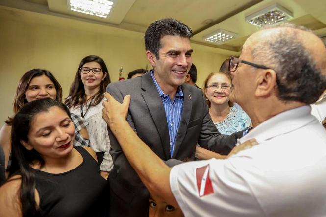 Na manhã desta terça-feira (16), o governador Helder Barbalho esteve na sede da Companhia de Habitação do Pará (Cohab), para participar, junto com o presidente do órgão, José Scaff Filho, das comemorações pelos 54 anos da instituição. Durante a programação foram entregues 54 cheques moradia e realizada a assinatura simbólica de 200 títulos de regularização fundiária.

FOTO: MARCO SANTOS / AGÊNCIA PARÁ
DATA: 16.04.2019
BELÉM - PARÁ <div class='credito_fotos'>Foto: Marco Santos / Ag. Pará   |   <a href='/midias/2019/originais/3aaf7cdf-b682-485c-af36-bdb1c86d4e88.jpg' download><i class='fa-solid fa-download'></i> Download</a></div>