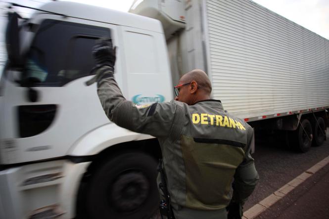 Excepcionalmente, será permitida a circulação de veículos, durante os horários de restrição, a caminhões que estejam previamente cadastrados mediante Autorização Especial de Trânsito para Caminhões (AETC), a ser requerida junto ao Departamento de Trânsito do Estado do Pará (Detran/PA).

FOTO: MAYCON NUNES / AGÊNCIA PARÁ
DATA: 01.02.2019
BELÉM - PARÁ <div class='credito_fotos'>Foto: Maycon Nunes / Ag. Pará   |   <a href='/midias/2019/originais/3ac68414-0640-4957-94e6-2f837843fb4c.jpg' download><i class='fa-solid fa-download'></i> Download</a></div>