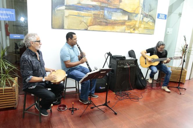 O lançamento do livro póstumo “Rir é o melhor corretivo”, do jornalista Euclides Farias, que morreu em agosto do ano passado prestes a completar 60 anos, movimentou a Casa da Linguagem, em Belém, na noite desta quarta-feira (8). A obra reúne 45 crônicas. O evento teve ainda um show de MPB com o percussionista Paulinho Assumpção e Banda, e a exposição das ilustrações da obra, de autoria do cartunista J. Bosco Azevedo, e de fotografias que Euclides Farias produziu por hobby.

FOTO: RICARDO AMANAJÁS / AGÊNCIA PARÁ
DATA: 09.05.2019
BELÉM - PARÁ <div class='credito_fotos'>Foto: Ricardo Amanajás / Ag. Pará   |   <a href='/midias/2019/originais/3ae45d7f-d60d-4d59-b9e9-89c68d21bba4.jpg' download><i class='fa-solid fa-download'></i> Download</a></div>